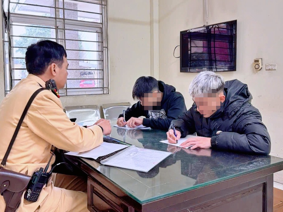 Cảnh sát triệu tập 2 thiếu niên vi phạm tới cơ quan Công an làm việc