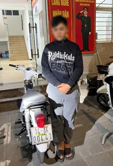 Nam thanh niên điều khiển xe máy có vi hành bốc đầu được đưa về Công an phường xử lý