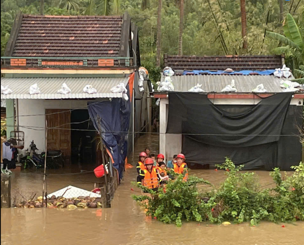 Hàng chục ngàn hộ dân bị ngập sâu, nhiều khu vực vẫn bị chia cắt (Ảnh: CTV)