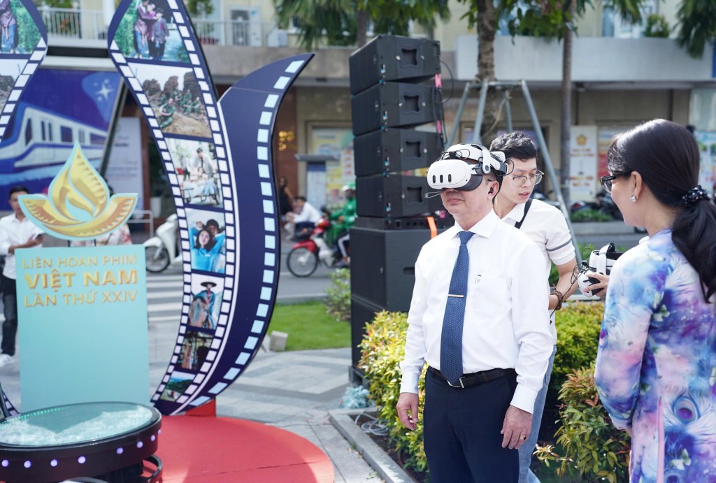 ứng dụng công nghệ thực tế ảo hỗn hợp (MR), kết hợp không gian trình chiếu 360° 