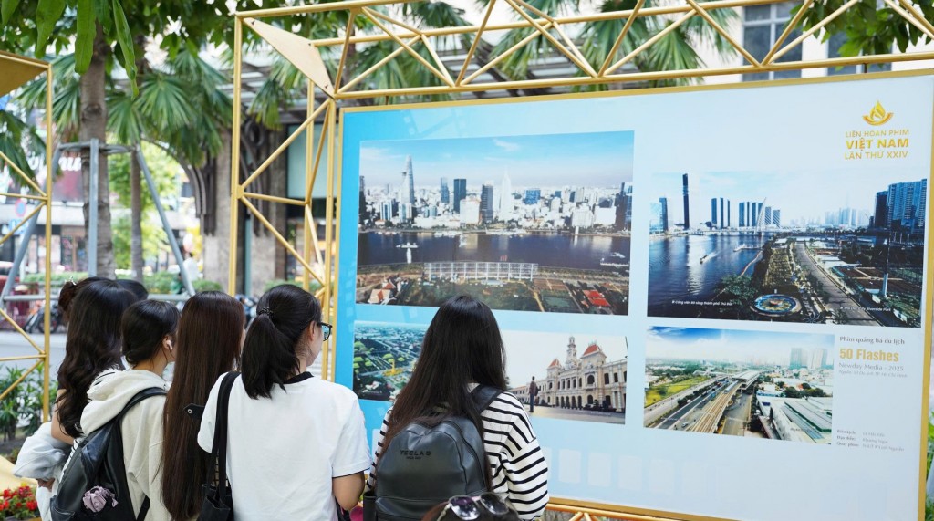 Các bạn trẻ tham quan, tìm hiểu tại triển lãm