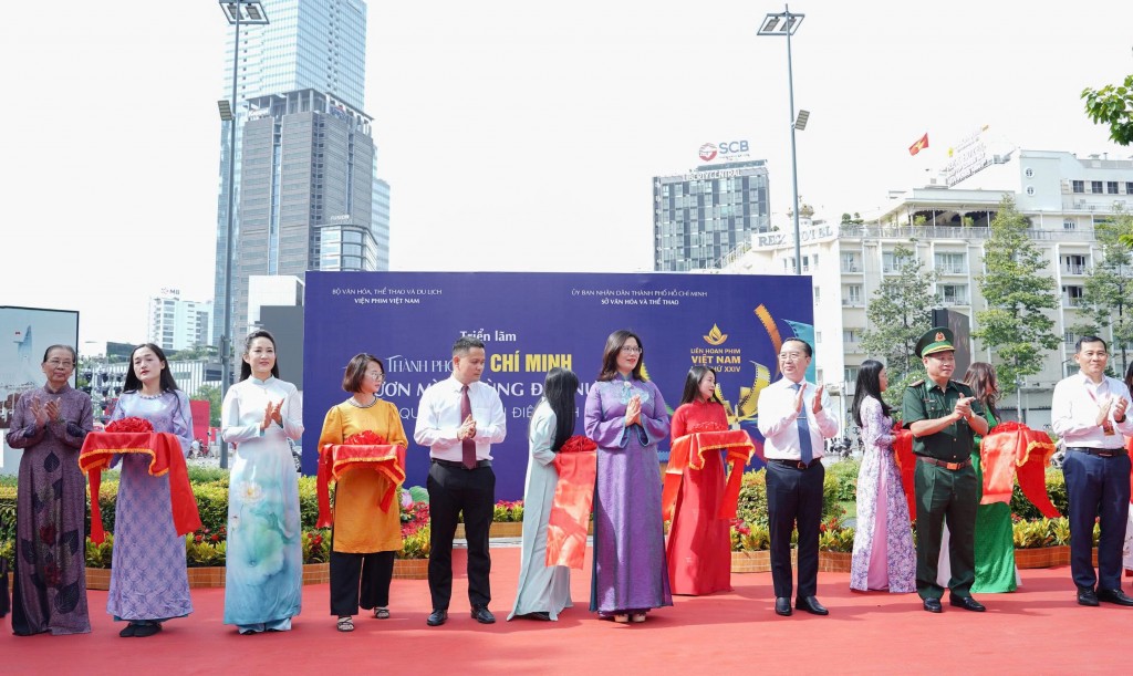 Các đại biểu cắt băng khai mạc triển lãm