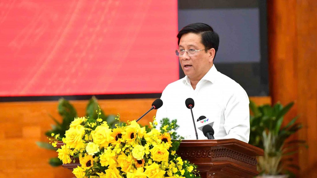 Ủy viên dự khuyết Ban Chấp hành Trung ương Đảng, Phó Bí thư Tỉnh ủy, Chủ tịch UBND tỉnh An Giang Hồ Văn Mừng báo cáo tại buổi làm việc (ảnh: Như Ngọc) Ủy viên dự khuyết Ban Chấp hành Trung ương Đảng, Phó Bí thư Tỉnh ủy, Chủ tịch UBND tỉnh An Giang Hồ Văn Mừng báo cáo tại buổi làm việc (ảnh: Như Ngọc)