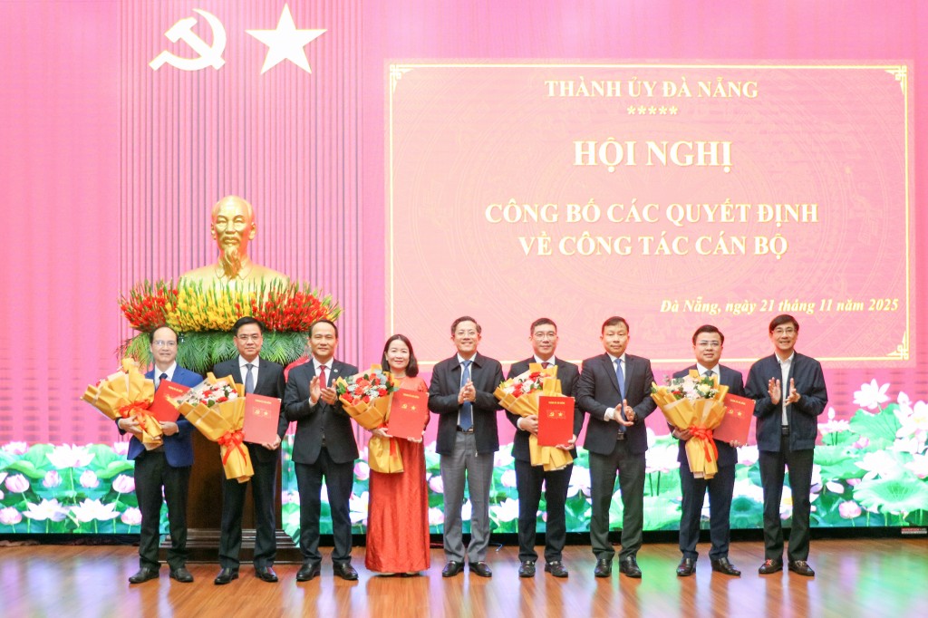 Lãnh đạo TP Đà Nẵng trao các quyết định và tặng hoa chúc mừng các cá nhân được bổ nhiệm (Ảnh: danang.gov)