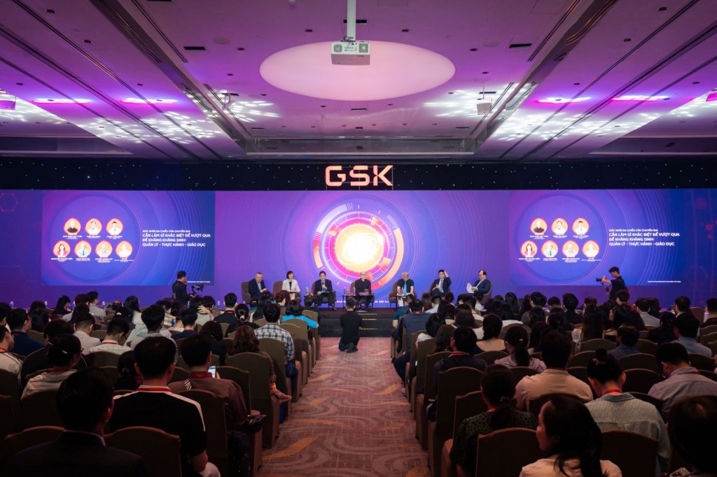 Các chuyên gia y tế thảo luận tại hội thảo Các chuyên gia y tế thảo luận tại hội thảo