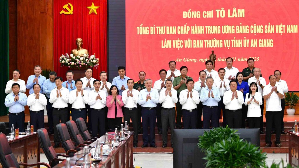 Tổng Bí thư Tô Lâm chụp hình lưu niệm cùng các đại biểu (ảnh: Như Ngọc) Tổng Bí thư Tô Lâm chụp hình lưu niệm cùng các đại biểu (ảnh: Như Ngọc)