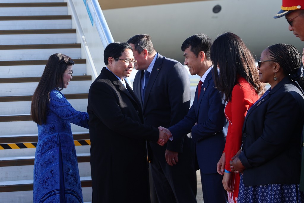 Lễ đón Thủ tướng Phạm Minh Chính và Phu nhân tại sân bay - Ảnh: VGP/Nhật Bắc