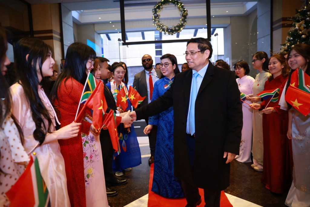 Cán bộ Đại sứ quán, đại diện kiều bào và lưu học sinh Việt Nam tại Nam Phi đón Thủ tướng cùng Phu nhân và Đoàn đại biểu cấp cao Việt Nam - Ảnh: VGP/Nhật Bắc