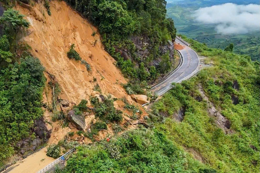 Đèo Khánh Lê thường xuyên bị sạt lở vào mùa mưa, gây nguy hiểm cho các phương tiện lưu thông