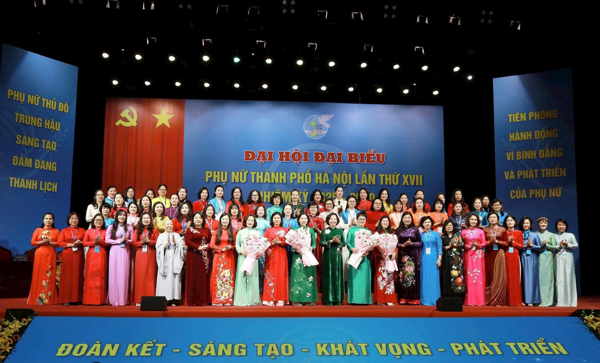 Ban Chấp hành Hội Liên hiệp phụ nữ thành phố Hà Nội khóa XVII, nhiệm kỳ 2025-2030 ra mắt Đại hội. Ảnh: Minh Phú