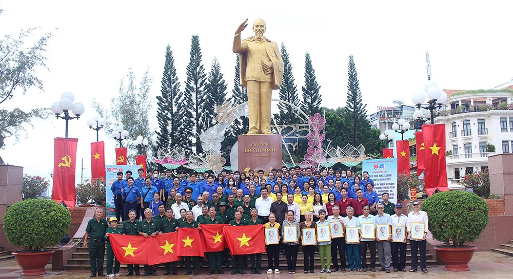 Ủy ban MTTQ phường Ninh Kiều trao ảnh Bác Hồ và cờ Tổ quốc trong công trình “Đường cờ Tổ quốc”.