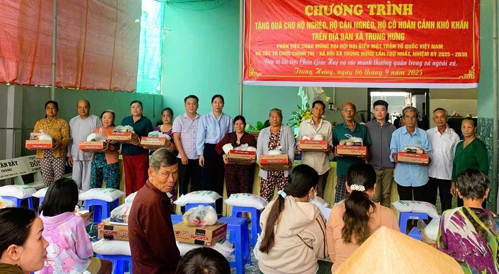 MTTQ xã Trung Hưng phối hợp các cơ sở tôn giáo trao 1.000 phần quà cho hộ nghèo và nạn nhân da cam.