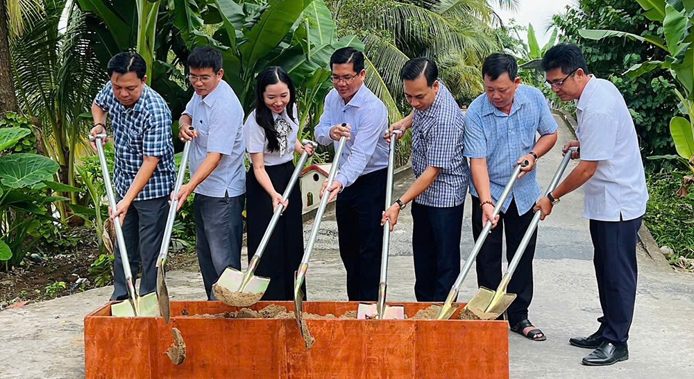 Đại biểu thực hiện nghi thức khởi công xây dựng cầu Thành Long tại khu vực Rạch Sung, phường Thới Long.