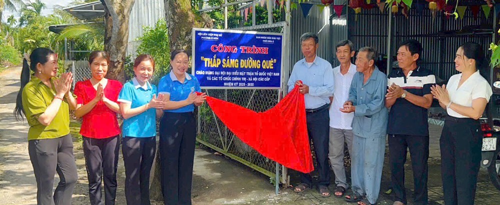 MTTQ xã Trường Long ra quân tẩy rong các tuyến đường, góp phần đảm bảo an toàn giao thông.