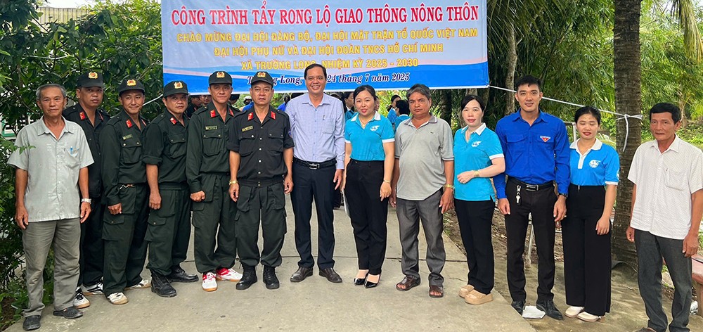 MTTQ xã Trường Long ra quân tẩy rong các tuyến đường, góp phần đảm bảo an toàn giao thông.