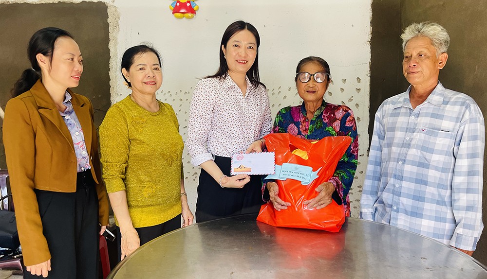 MTTQ phường Cái Răng thăm, tặng quà hộ khó khăn vừa được hỗ trợ xây dựng nhà Đại đoàn kết.