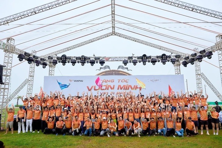 Văn Phú được vinh danh Top 100 nơi làm việc tốt nhất Việt Nam Văn Phú được vinh danh Top 100 nơi làm việc tốt nhất Việt Nam