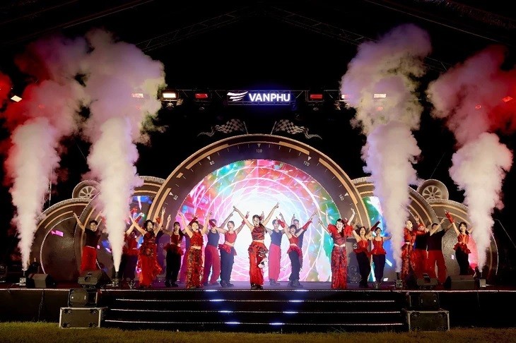 Văn Phú được vinh danh Top 100 nơi làm việc tốt nhất Việt Nam Văn Phú được vinh danh Top 100 nơi làm việc tốt nhất Việt Nam