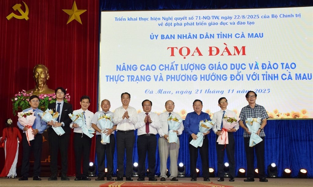 Đồng chí Lữ Quang Ngời, Phó Bí thư Tỉnh uỷ, Chủ tịch UBND tỉnh(người thứ 5, bên trái) và đồng chí Nguyễn Minh Luân, Phó Chủ tịch UBND tỉnh, tặng hoa cho các diễn giả, các chuyên gia.