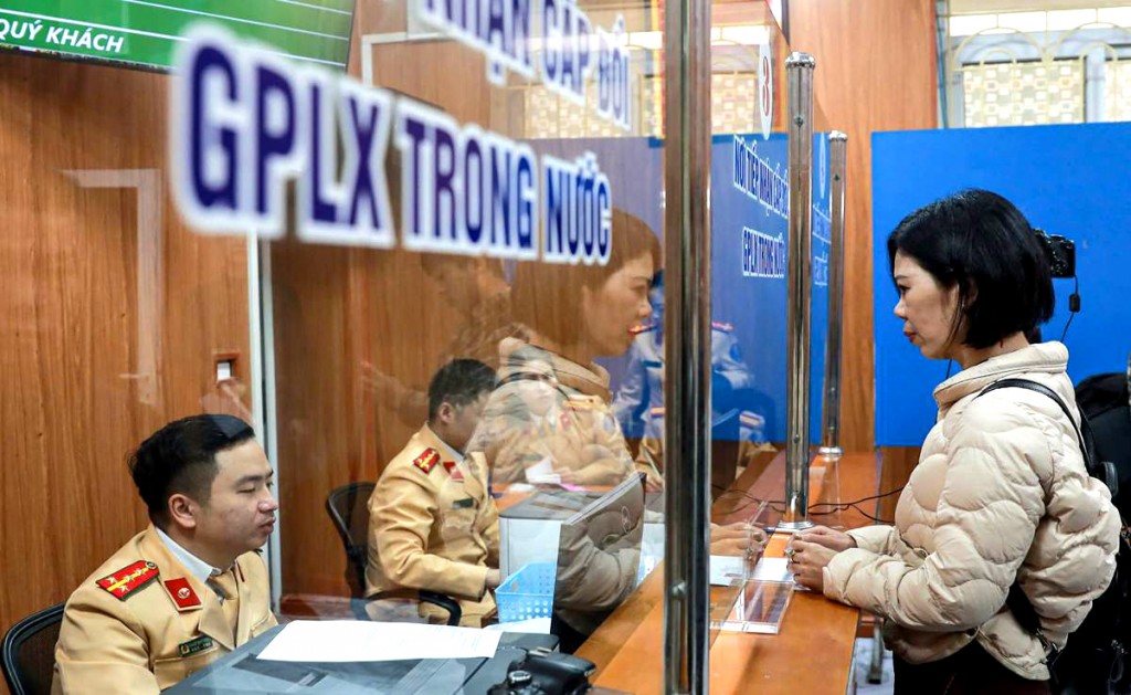 CSGT hướng dẫn người dân tại trụ sở đơn vị