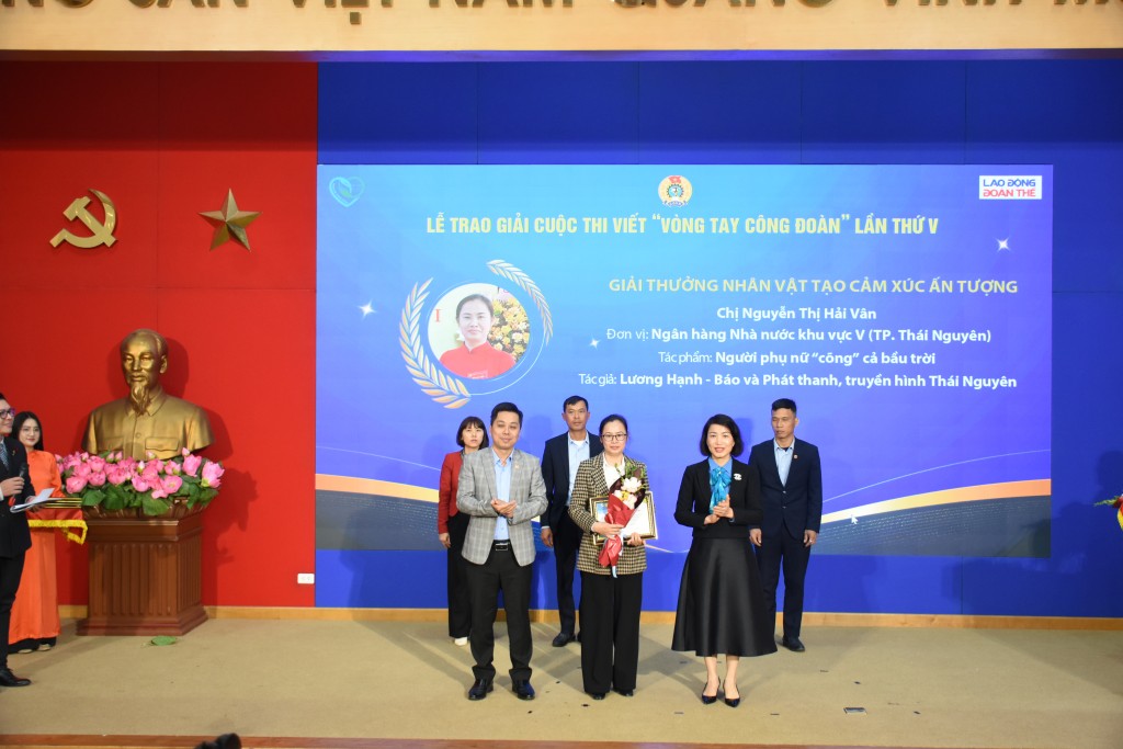 Trao giải cuộc thi viết “Vòng tay Công đoàn” lần thứ V