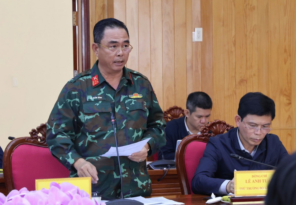 Đại tá Lê Xuân Bình, Phó Tư lệnh - Tham mưu trưởng Quân khu 7 báo cáo tại cuộc họp - Ảnh: VGP/Gia Huy Đại tá Lê Xuân Bình, Phó Tư lệnh - Tham mưu trưởng Quân khu 7 báo cáo tại cuộc họp - Ảnh: VGP/Gia Huy