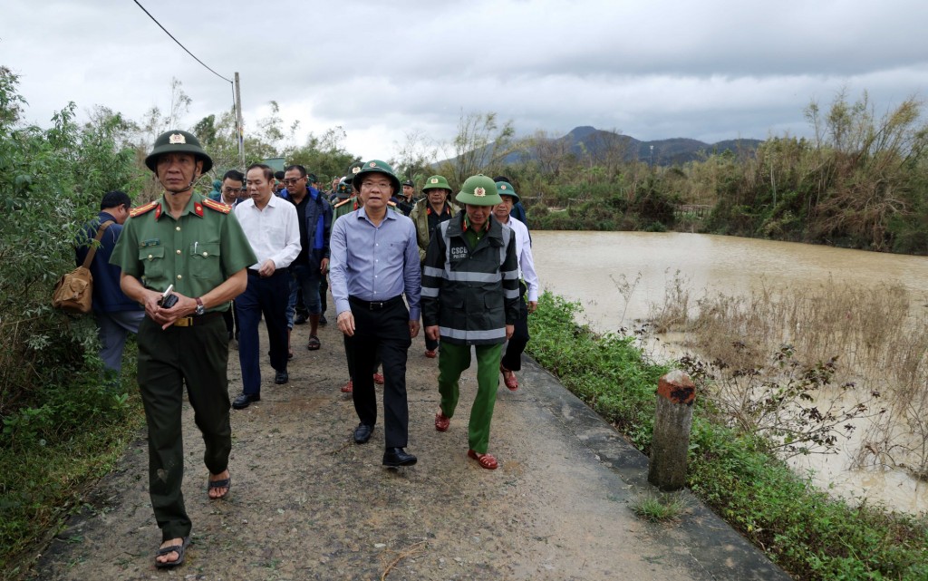Phó Thủ tướng Lê Thành Long kiểm tra công tác khắc phục, thăm hỏi người dân vùng ngập lụt tại Gia Lai - Ảnh: VGP/Đức Tuân