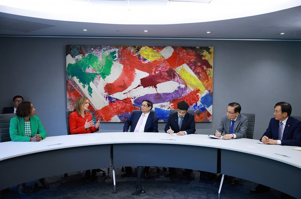 Giám đốc Thị trường Chứng khoán Johannesburg đón Thủ tướng và đoàn đại biểu Việt Nam tới thăm - Ảnh: VGP/Nhật Bắc