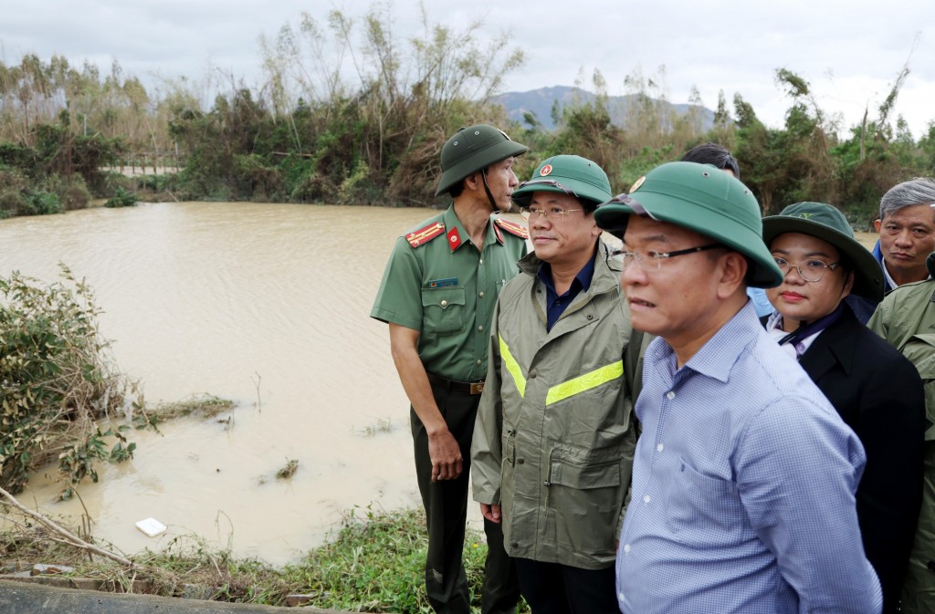 Phó Thủ tướng Lê Thành Long kiểm tra công tác khắc phục, thăm hỏi người dân vùng ngập lụt tại Gia Lai - Ảnh: VGP/Đức Tuân