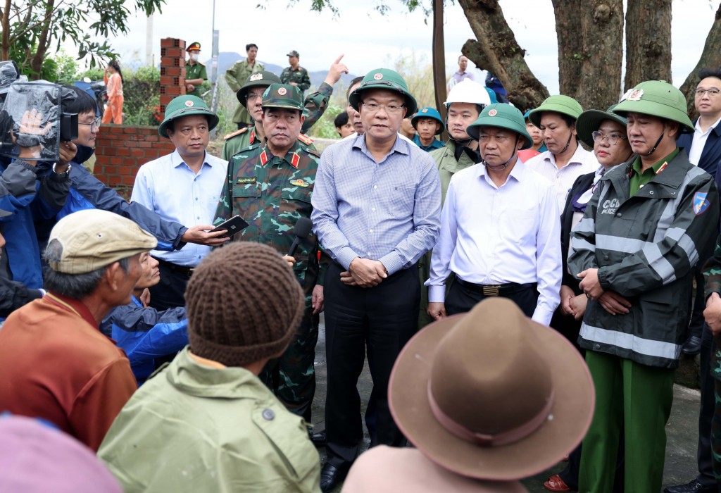 Phó Thủ tướng thăm hỏi, động viên người dân - Ảnh: VGP/Đức Tuân