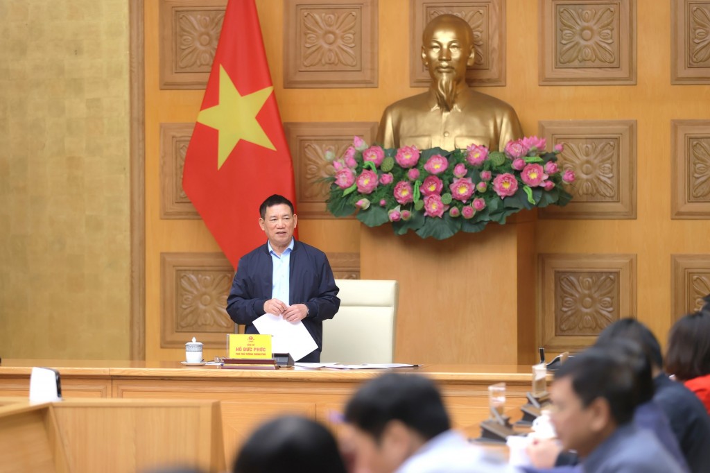 Phó Thủ tướng đề nghị các bộ, ngành, địa phương khẩn trương triển khai các giải pháp khắc phục hậu quả thiên tai, khôi phục sản xuất, kinh doanh sau mưa lũ - Ảnh: VGP/Trần Mạnh Phó Thủ tướng đề nghị các bộ, ngành, địa phương khẩn trương triển khai các giải pháp khắc phục hậu quả thiên tai, khôi phục sản xuất, kinh doanh sau mưa lũ - Ảnh: VGP/Trần Mạnh