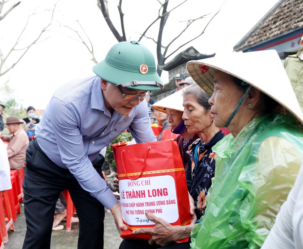 Phó Thủ tướng thăm hỏi, tặng quà, động viên người dân - Ảnh: VGP/Đức Tuân