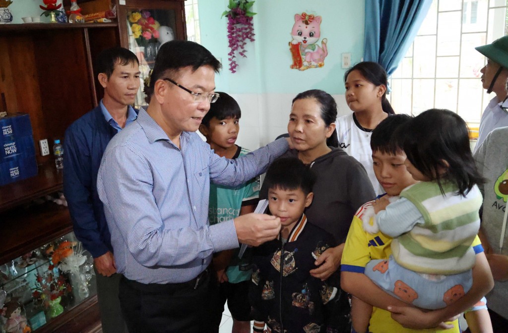 Phó Thủ tướng Lê Thành Long thăm hỏi, động viên, chia sẻ khó khăn với cán bộ, nhân viên, các cháu tại Làng trẻ SOS Quy Nhơn - Ảnh: VGP/Đức Tuân