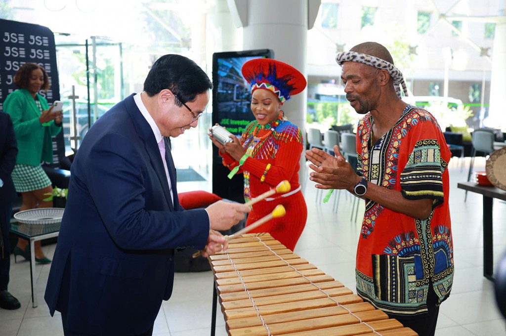 Thủ tướng Phạm Minh Chính khai trương phiên giao dịch tại Thị trường Chứng khoán Johannesburg - Ảnh: VGP/Nhật Bắc