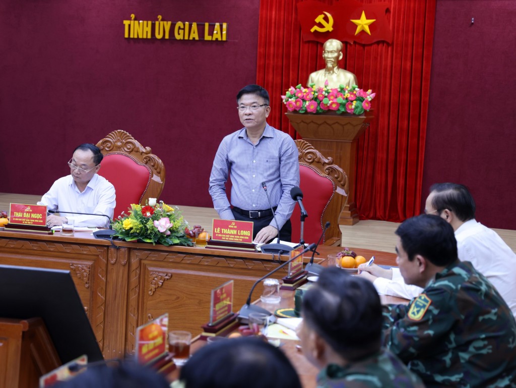 Phó Thủ tướng đề nghị tỉnh tiếp tục huy động tổng lực hỗ trợ người dân, nhất là lương thực, nhu yếu phẩm, thuốc men, cố gắng nhanh nhất khôi phục hoạt động của các trường học, trạm y tế - Ảnh: VGP/Nhật Bắc