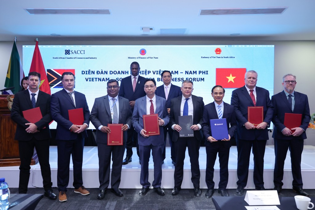 Thủ tướng Phạm Minh Chính và Phó Tổng thống Nam Phi Paul Shipokosa Mashatile chứng kiến trao biên bản hợp tác giữa các doanh nghiệp hai nước - Ảnh: VGP/Nhật Bắc Thủ tướng Phạm Minh Chính và Phó Tổng thống Nam Phi Paul Shipokosa Mashatile chứng kiến trao biên bản hợp tác giữa các doanh nghiệp hai nước - Ảnh: VGP/Nhật Bắc