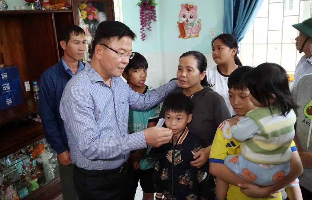 Phó Thủ tướng Lê Thành Long kiểm tra công tác khắc phục, thăm hỏi người dân vùng ngập lụt tại Gia Lai