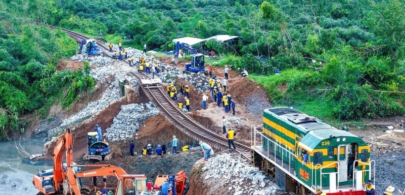 Ngành đường sắt huy động hàng trăm công nhân khắc phục sự cố sạt lở đường sắt qua tỉnh Đắk Lắk. (Ảnh: Tường Quân/TTXVN) Ngành đường sắt huy động hàng trăm công nhân khắc phục sự cố sạt lở đường sắt qua tỉnh Đắk Lắk. (Ảnh: Tường Quân/TTXVN)