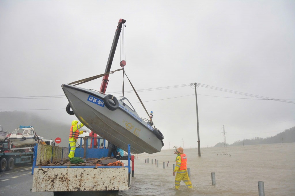 Các cán bộ, chiến sĩ cùng cano chuyên dụng được huy động để hỗ trợ tỉnh Đắk Lắk