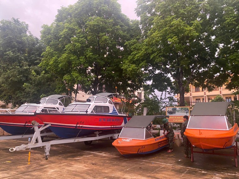 Nhiều xuồng, bè... được xuất cấp kịp thời đến các tỉnh bị ngập, lụt.
