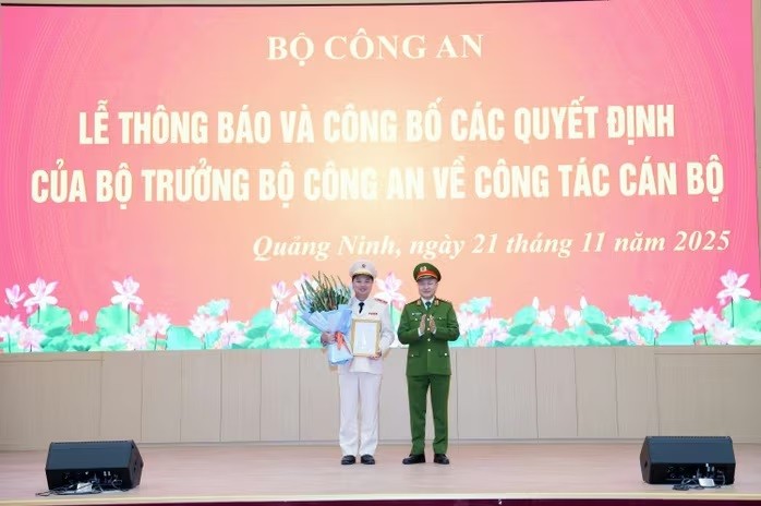 Thượng tướng Nguyễn Ngọc Lâm trao Quyết định của Bộ Công an về việc điều động đồng chí Thiếu tướng Nguyễn Tiến Trung, Giám đốc Công an tỉnh Lạng Sơn giữ chức vụ Giám đốc Công an tỉnh Quảng Ninh Thượng tướng Nguyễn Ngọc Lâm trao Quyết định của Bộ Công an về việc điều động đồng chí Thiếu tướng Nguyễn Tiến Trung, Giám đốc Công an tỉnh Lạng Sơn giữ chức vụ Giám đốc Công an tỉnh Quảng Ninh