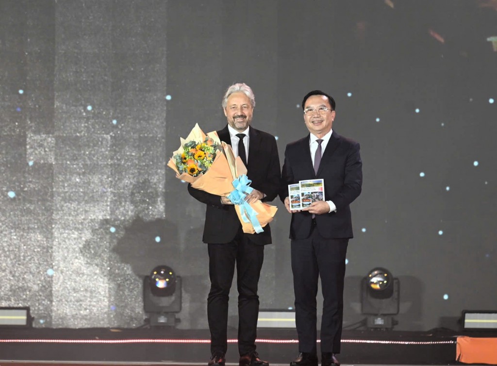 ng Soulier Eric Gabriel Michel, Tham tán Hợp tác và Hoạt động văn hóa, Đại sứ quán Pháp tại Việt Nam đã trao tặng cẩm nang TP Hồ Chí Minh - Điểm đến sản xuất phim cho Giám đốc Sở Văn hóa và Thể thao TP Hồ Chí Minh Trần Thế Thuận