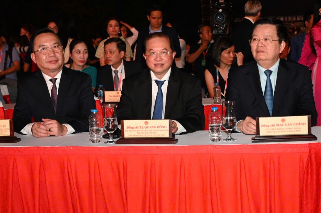 Từ phải sang: Ông Mai Văn Chính, Phó Thủ tướng Chính phủ; ông Tạ Quang Đông, Thứ trưởng Bộ VH-TT&DL, ông Trần Thế Thuận, Giám đốc Sở VH&TT TP.HCM.