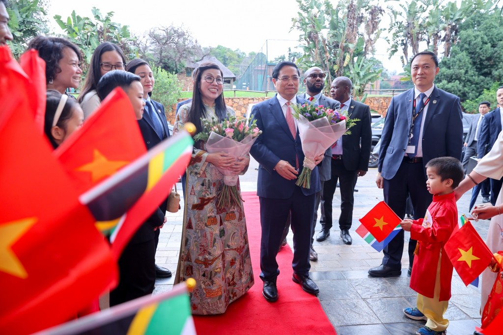Thủ tướng Phạm Minh Chính cùng Phu nhân Lê Thị Bích Trân gặp gỡ cán bộ, nhân viên Đại sứ quán và cộng đồng người Việt Nam tại Nam Phi - Ảnh: VGP/Nhật Bắc