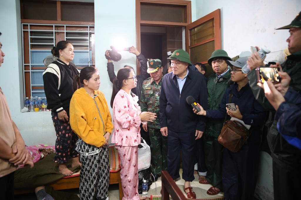 Phó Thủ tướng Thường trực Chính phủ Nguyễn Hòa Bình thăm hỏi, động viên người dân bị ảnh hưởng- Ảnh: VGP/Nguyễn Hoàng