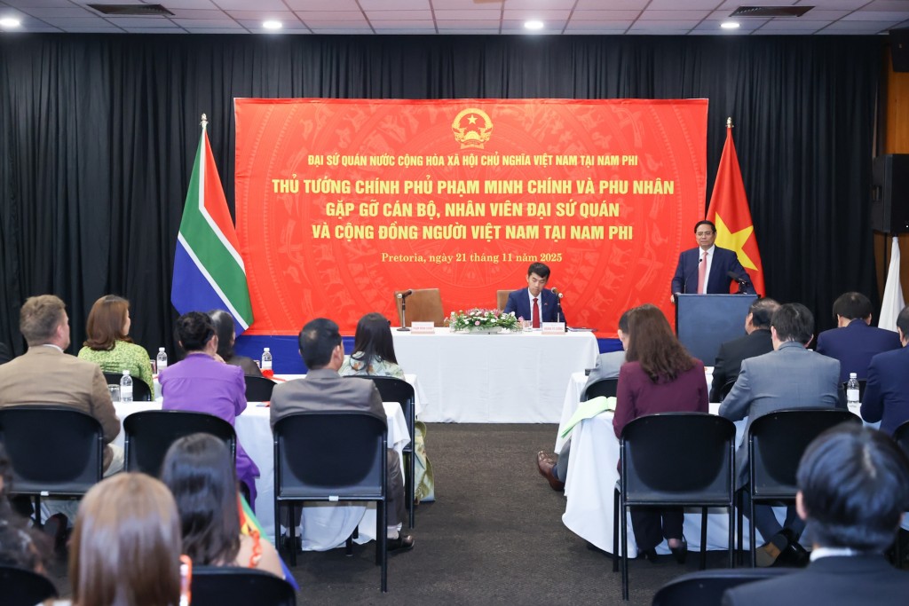 Thủ tướng Phạm Minh Chính phát biểu tại cuộc gặp gỡ cán bộ, nhân viên Đại sứ quán và cộng đồng người Việt Nam tại Nam Phi - Ảnh: VGP/Nhật Bắc