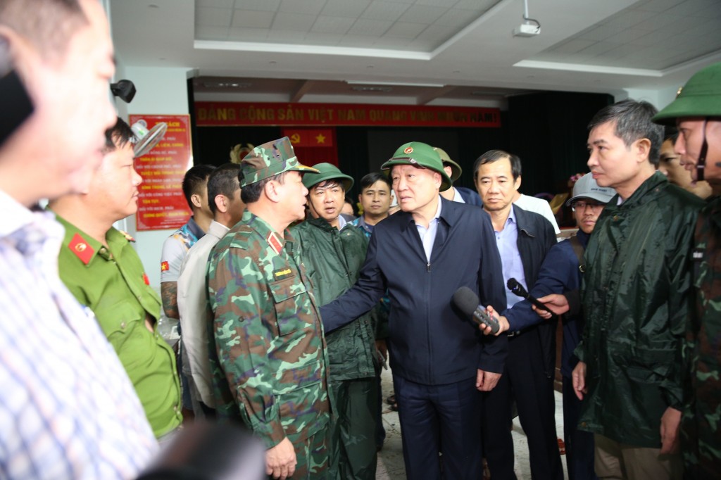 Phó Thủ tướng Thường trực Chính phủ Nguyễn Hòa Bình thăm hỏi, động viên các lực lượng chức năng đang ứng trực, triển khai nhiệm vụ chống lũ - Ảnh: VGP/Nguyễn Hoàng