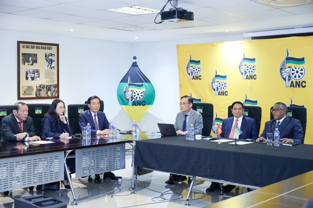 Thủ tướng Chính phủ Phạm Minh Chính và Tổng Thư ký Đảng Đại hội dân tộc Phi (ANC) Fikile Mbalula cùng các đại biểu dự buổi tiếp- Ảnh: VGP/Nhật Bắc