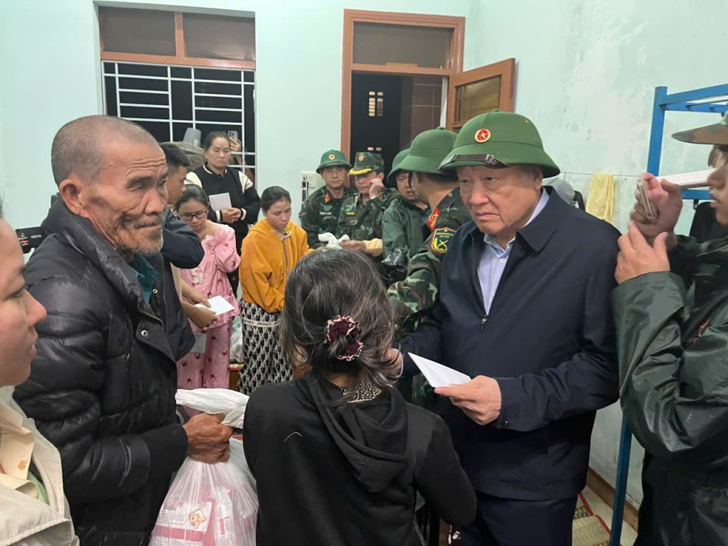 Phó Thủ tướng Thường trực Chính phủ Nguyễn Hòa Bình thăm hỏi, động viên, tặng quà người dân bị ảnh hưởng- Ảnh: VGP/Nguyễn Hoàng