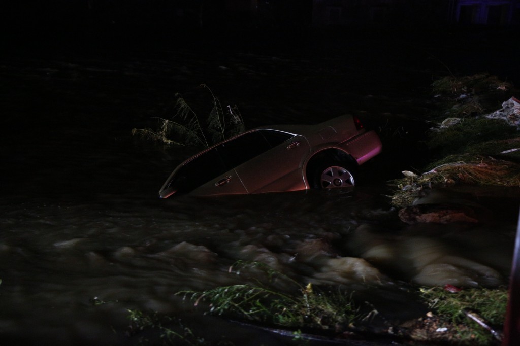 Tài sản của người dân bị cuốn trôi - Ảnh: VGP/Nguyễn Hoàng